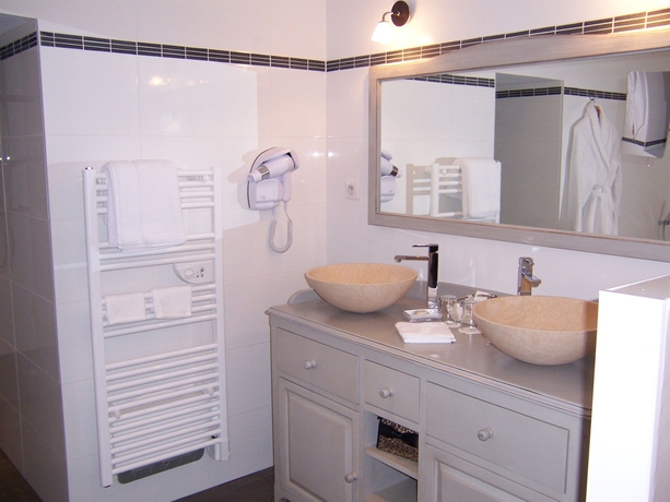 Imagen de la habitación del Hotel Domaine De Roullet. Foto 7