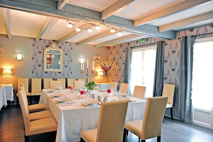 Imagen del bar/restaurante del Hotel Domaine De Roullet. Foto 2