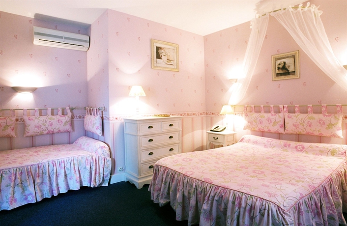 Imagen de la habitación del Hotel Domaine De Roullet. Foto 8