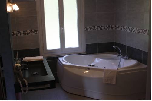 Imagen de la habitación del Hotel Domaine De Valaudran. Foto 15