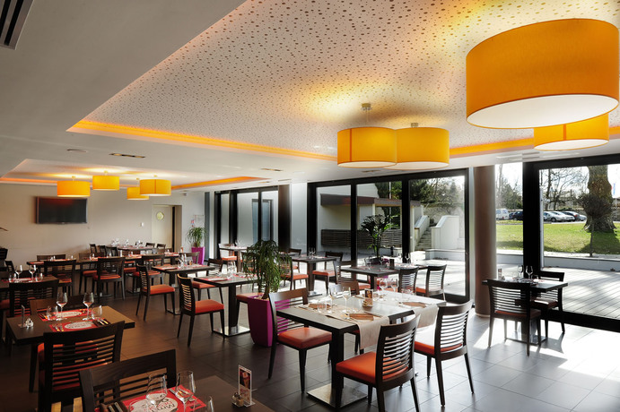 Imagen del bar/restaurante del Hotel Domaine La Charpini&egrave;re, The Originals Collection. Foto 2