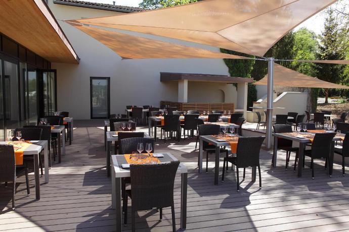 Imagen del bar/restaurante del Hotel Domaine La Charpini&egrave;re, The Originals Collection. Foto 3