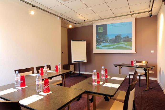 Imagen de los interiores del Hotel Domaine La Charpini&egrave;re, The Originals Collection. Foto 7