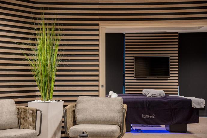 Imagen de los interiores del Hotel Domaine La Charpini&egrave;re, The Originals Collection. Foto 8