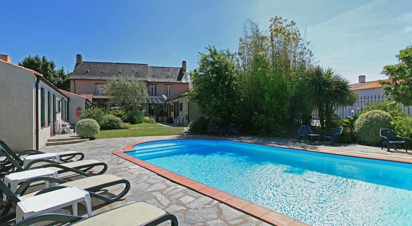Imagen de la piscina del Hotel Domaine Le Martinet, The Originals Relais (relais Du Silence). Foto 9