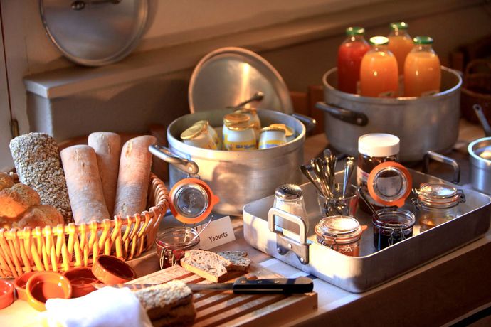 Imagen del bar/restaurante del Hotel Domaine Les Méjeonnes. Foto 2