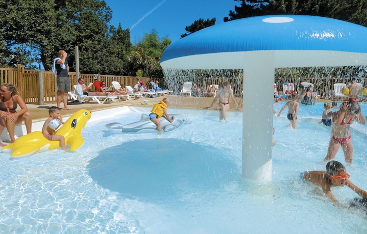 Imagen de la piscina del Hotel Domaine R&eacute;sidentiel de Plein Air Odalys Le Port de la Chaine. Foto 14