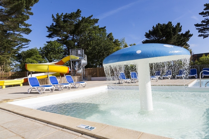 Imagen de la piscina del Hotel Domaine R&eacute;sidentiel de Plein Air Odalys Le Port de la Chaine. Foto 15