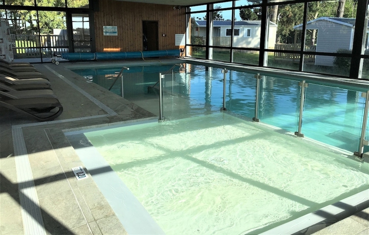 Imagen de la piscina del Hotel Domaine R&eacute;sidentiel de Plein Air Odalys Le Port de la Chaine. Foto 16