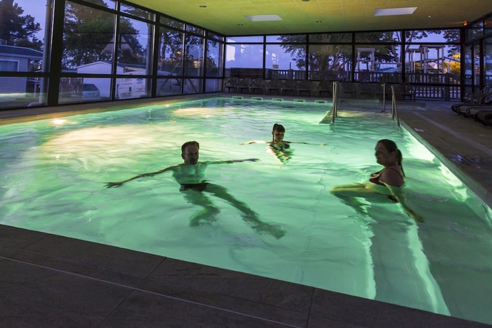 Imagen de la piscina del Hotel Domaine R&eacute;sidentiel de Plein Air Odalys Le Port de la Chaine. Foto 18