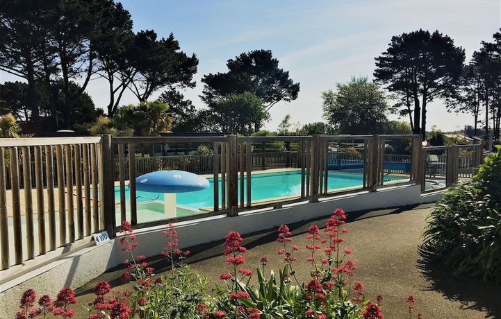 Imagen de la piscina del Hotel Domaine R&eacute;sidentiel de Plein Air Odalys Le Port de la Chaine. Foto 19