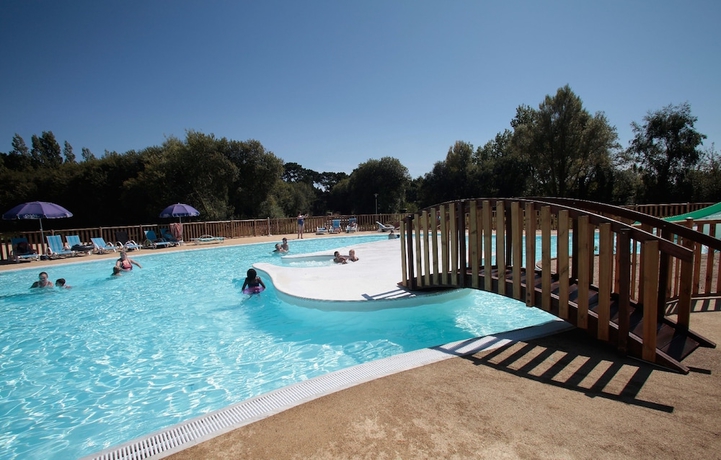 Imagen de la piscina del Hotel Domaine R&eacute;sidentiel de Plein Air Odalys Le Vorlen. Foto 13