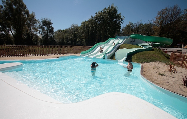Imagen de la piscina del Hotel Domaine R&eacute;sidentiel de Plein Air Odalys Le Vorlen. Foto 15