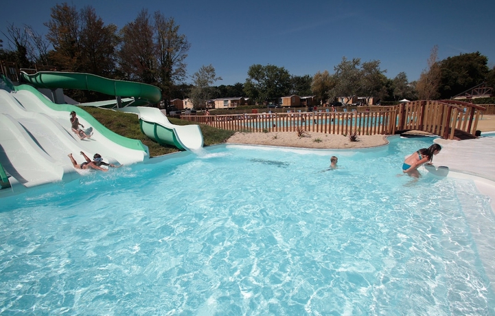 Imagen de la piscina del Hotel Domaine R&eacute;sidentiel de Plein Air Odalys Le Vorlen. Foto 16