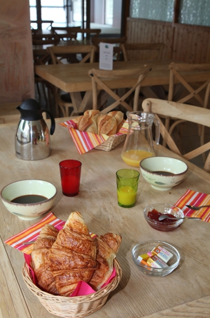 Imagen del bar/restaurante del Hotel Domaine Val De Roland. Foto 4