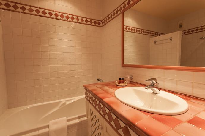 Imagen de la habitación del Hotel Domaine de Falgos Golf and Spa. Foto 4