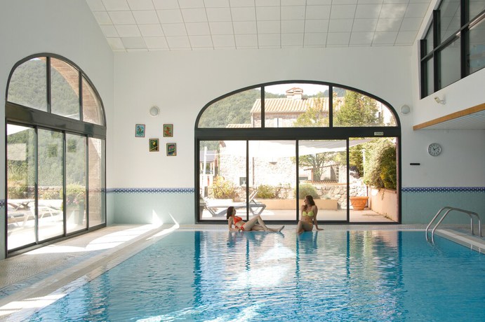 Imagen de la piscina del Hotel Domaine de Falgos Golf and Spa. Foto 18