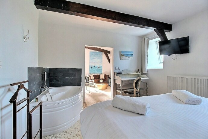 Imagen de la habitación del Hotel Domaine de La Briandais, a place of electromagnetic sobriety. Foto 20