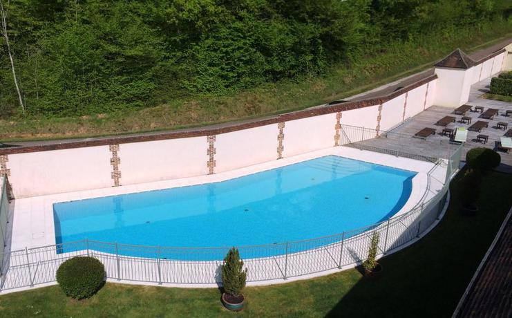 Imagen de la piscina del Hotel Domaine et Golf du Roncemay. Foto 12