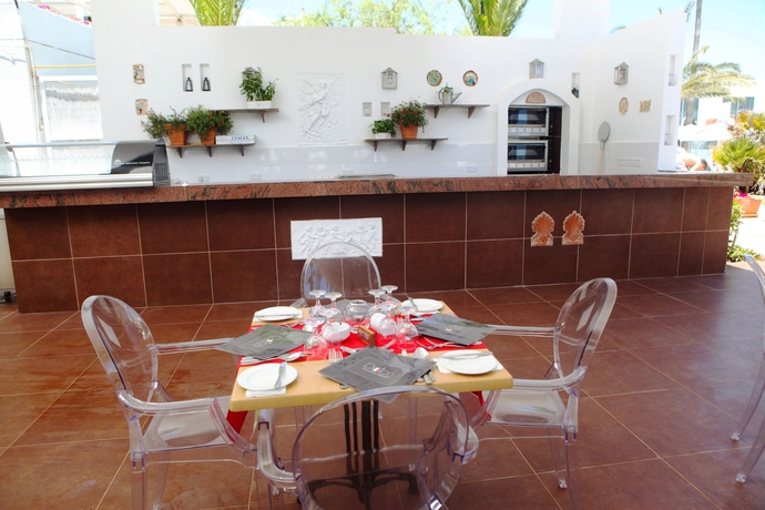 Imagen del bar/restaurante del Hotel Dome Beach Marina and Resort. Foto 2