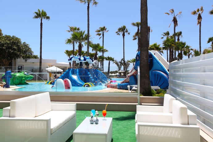 Imagen de la piscina del Hotel Dome Beach Marina and Resort. Foto 15