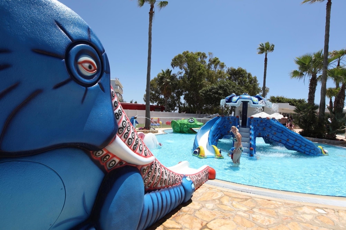 Imagen de la piscina del Hotel Dome Beach Marina and Resort. Foto 16