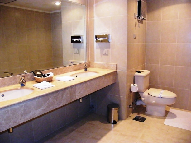Imagen de la habitación del Hotel Dome Marina and Resort. Foto 13