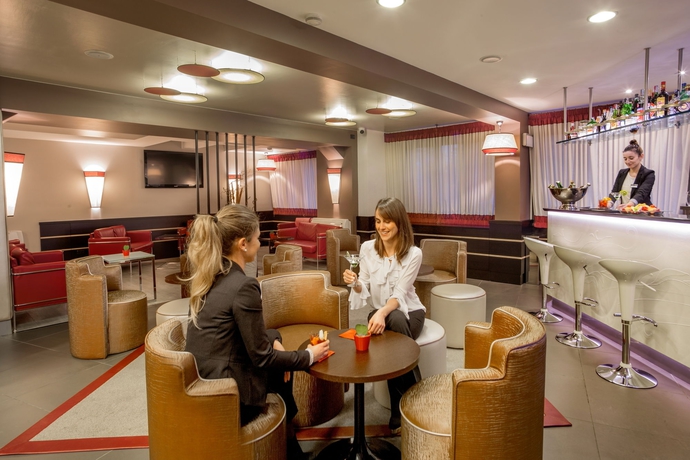 Imagen del bar/restaurante del Hotel Domidea Hotel. Foto 8