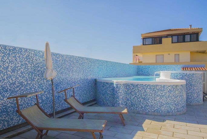 Imagen de la piscina del Hotel Domomea. Foto 15