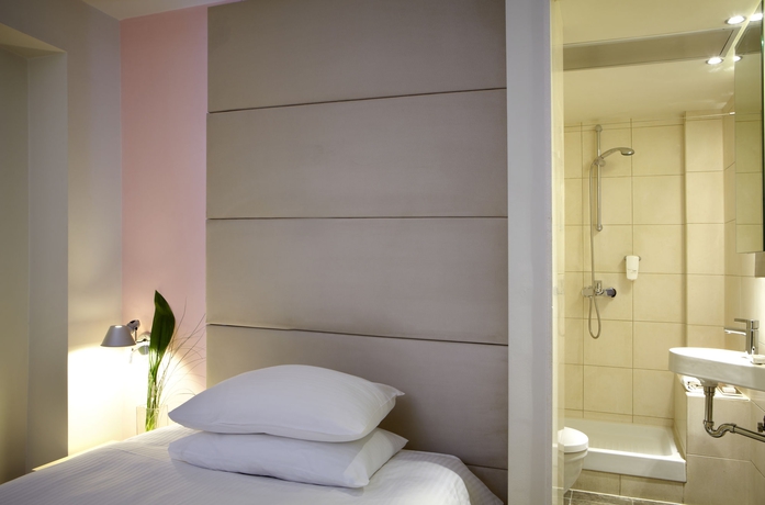 Imagen de la habitación del Hotel Domotel Olympia. Foto 5