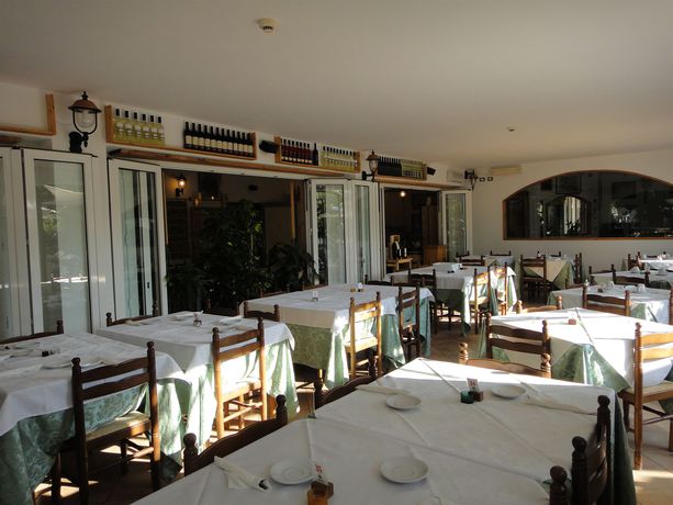 Imagen del bar/restaurante del Hotel Domus De Janas Sul Mare. Foto 2