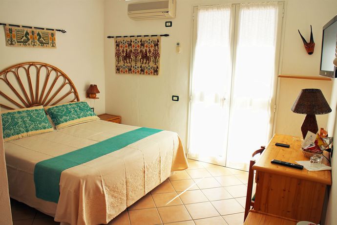 Imagen de los exteriores del Hotel Domus De Janas Sul Mare. Foto 10