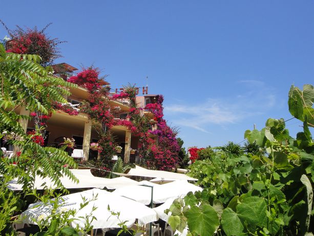 Imagen de los exteriores del Hotel Domus De Janas Sul Mare. Foto 12