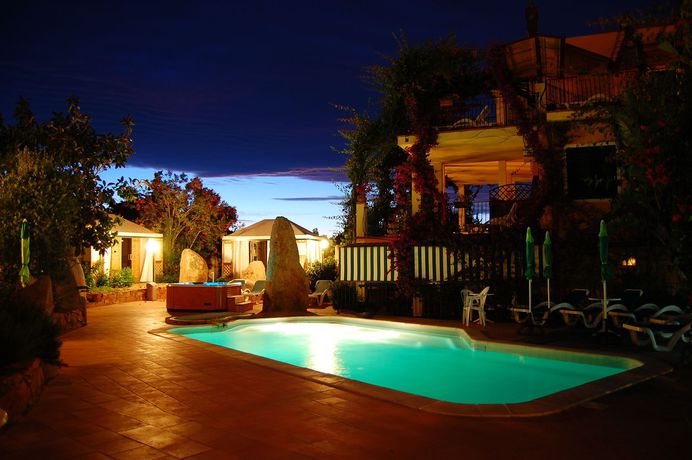 Imagen de la piscina del Hotel Domus De Janas Sul Mare. Foto 16