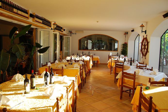 Imagen del bar/restaurante del Hotel Domus De Janas Sul Mare. Foto 3