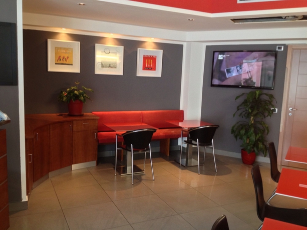 Imagen de los interiores del Hotel Domus Expo. Foto 14