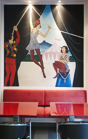 Imagen de los interiores del Hotel Domus Expo. Foto 15