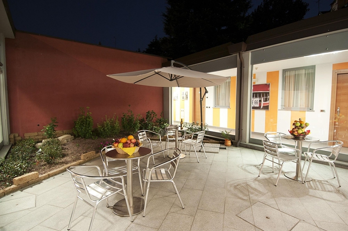 Imagen de los exteriores del Hotel Domus Expo. Foto 13