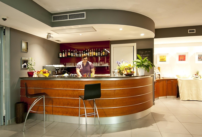 Imagen del bar/restaurante del Hotel Domus Expo. Foto 4