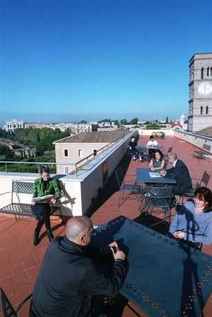 Imagen del bar/restaurante del Hotel Domus Sessoriana. Foto 1