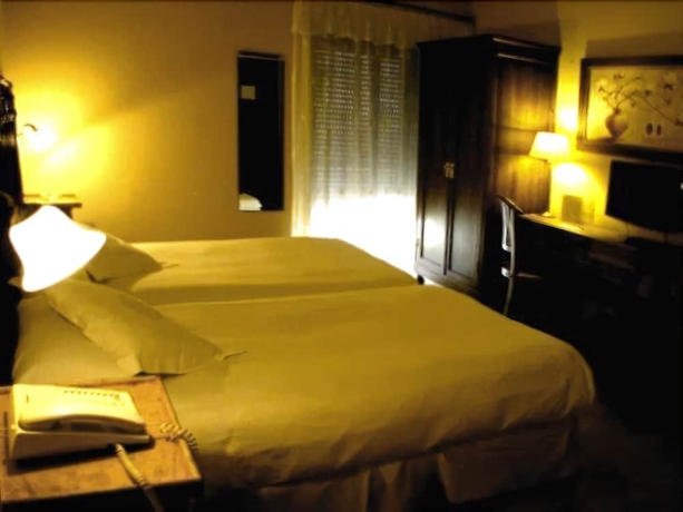 Imagen de la habitación del Hotel Don Carlos Cáceres. Foto 11