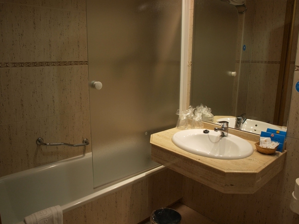 Imagen de la habitación del Hotel Don Luis, Aeropuerto Adolfo Suárez Madrid-Barajas. Foto 7