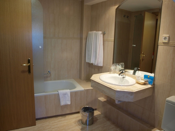 Imagen de la habitación del Hotel Don Luis, Aeropuerto Adolfo Suárez Madrid-Barajas. Foto 9