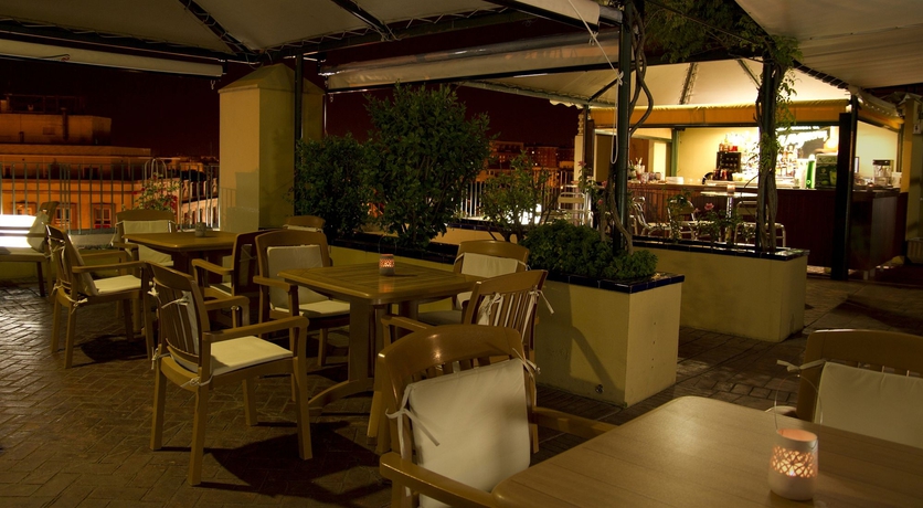Imagen de los exteriores del Hotel Don Paco, Sevilla. Foto 9