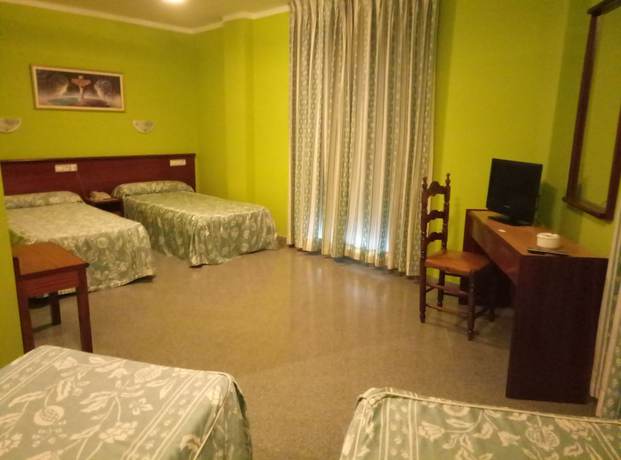 Imagen de la habitación del Hotel Don Pelayo. Foto 16