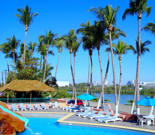 Imagen de la piscina del Hotel Don Pelayo Pacific Beach. Foto 16