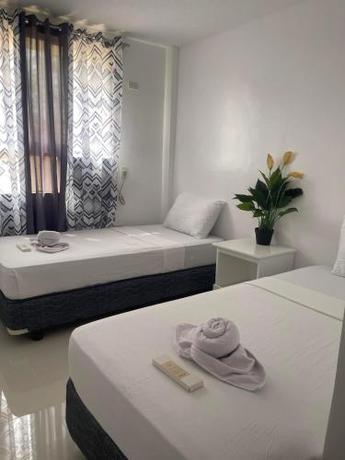 Imagen de la habitación del Hotel DonRio Siquijor. Foto 17