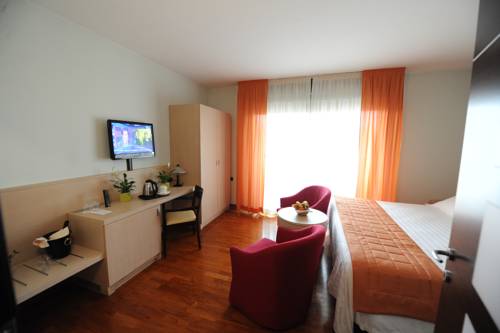Imagen de la habitación del Hotel Donatello Imola. Foto 5