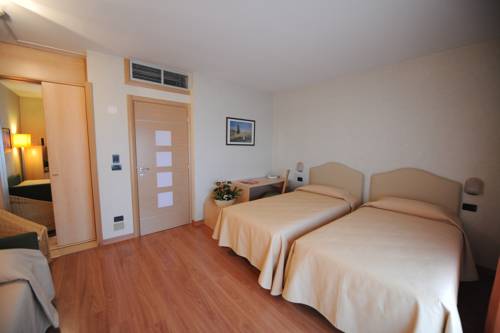 Imagen de la habitación del Hotel Donatello Imola. Foto 10