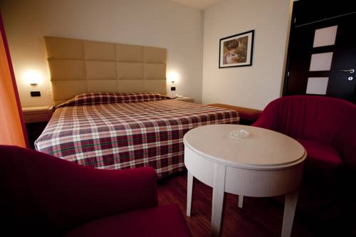 Imagen de la habitación del Hotel Donatello Imola. Foto 13